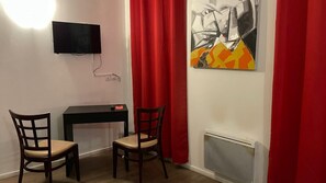 En 55-centimeters Flatskjerm-TV med kabel-kanaler samt TV