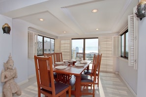 เพนท์เฮาส์, 2 ห้องนอน | รูมเซอร์วิส - บริการอาหาร