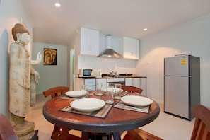 Appartement, 1 chambre | Cuisinette privée | Réfrigérateur, four à micro-ondes, surface de cuisson