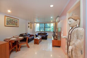 Apartment, 1 Bedroom | In-room safe, iron/ironing board, free WiFi, bed sheets - Argyle Apartments Pattaya (Pattaya)