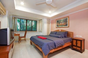 In-room safe, iron/ironing board, free WiFi, bed sheets - Argyle Apartments Pattaya (Pattaya)