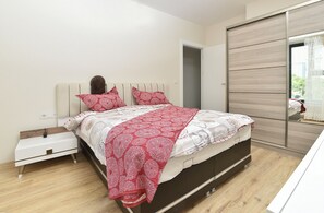 Escritorio, tabla de planchar con plancha y wifi gratis