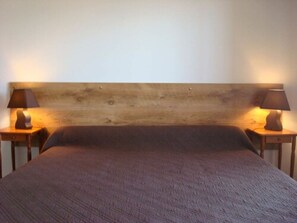 Escritorio, tabla de planchar con plancha y cunas gratuitas