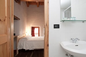 Habitación cuádruple | Baño | Ducha, artículos de higiene personal gratuitos y secador de pelo