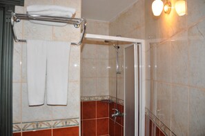 Standaard kamer | Badkamer | Een haardroger, handdoeken