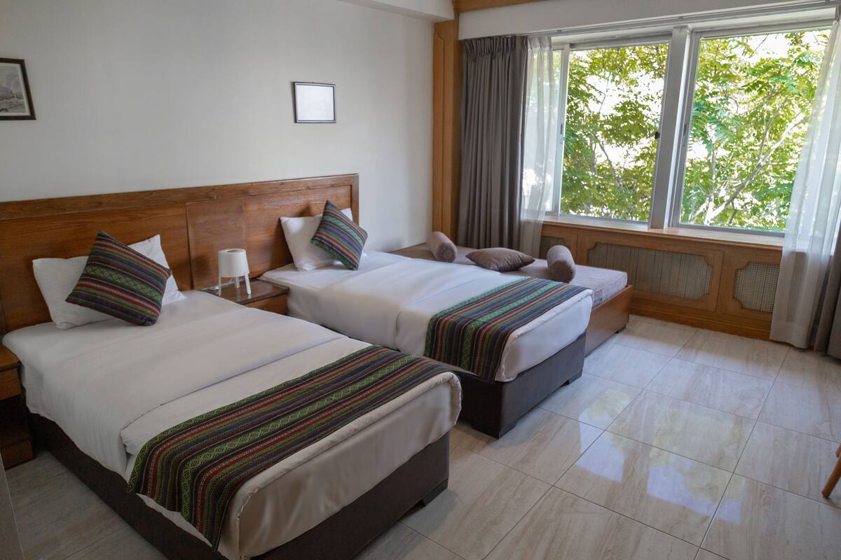 Standard Twin Room | Minibar, in-room safe, desk, laptop workspace