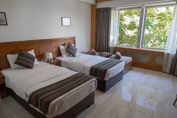 Standard Twin Room | Minibar, in-room safe, desk, laptop workspace