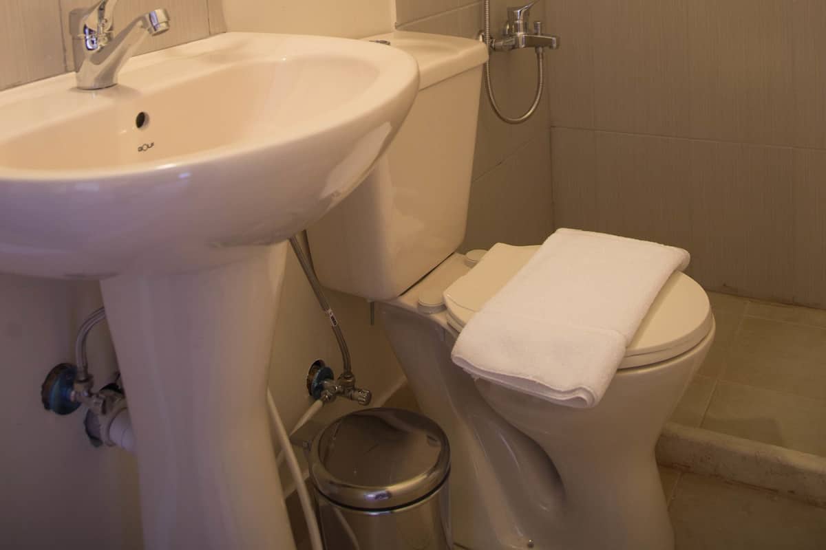 Ducha, artículos de tocador gratuitos, secador de pelo, toallas