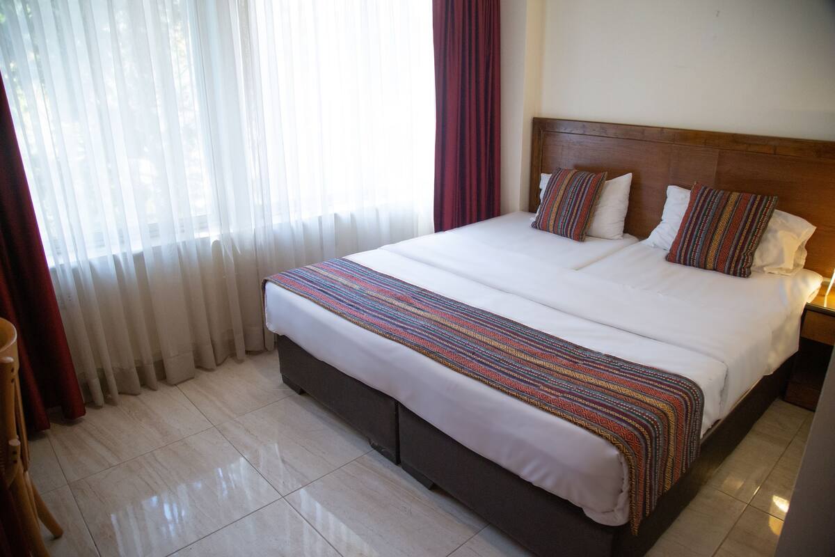 Standard Single Room | Minibar, in-room safe, desk, laptop workspace
