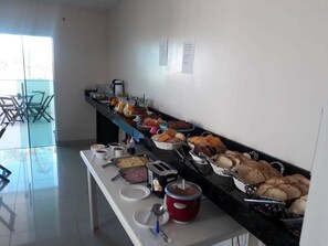 Free daily buffet breakfast - Pousada Praia do Trapiche (Penha)