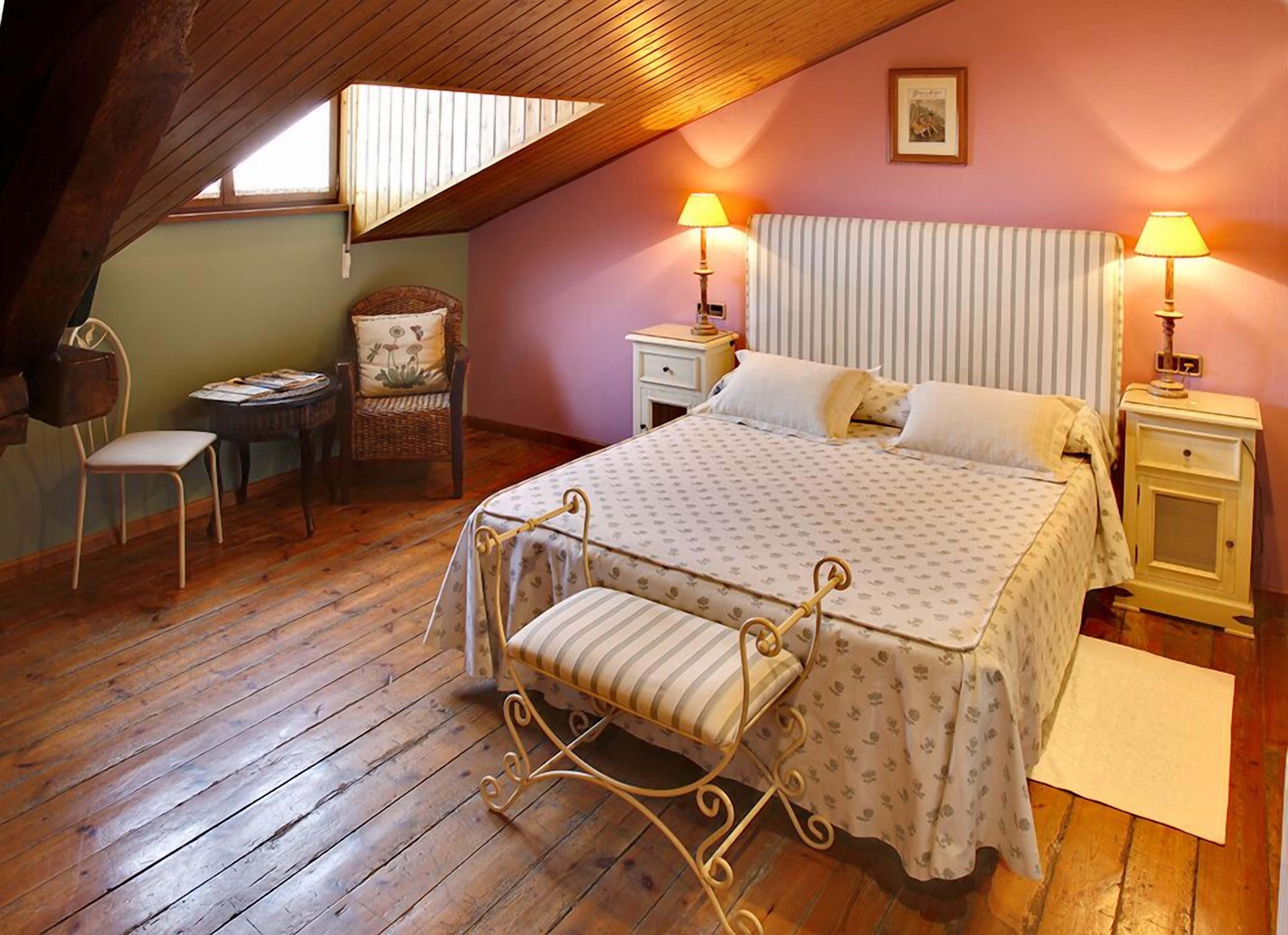 standard double or twin room | minibar, in-room safe, desk, blackout curtains