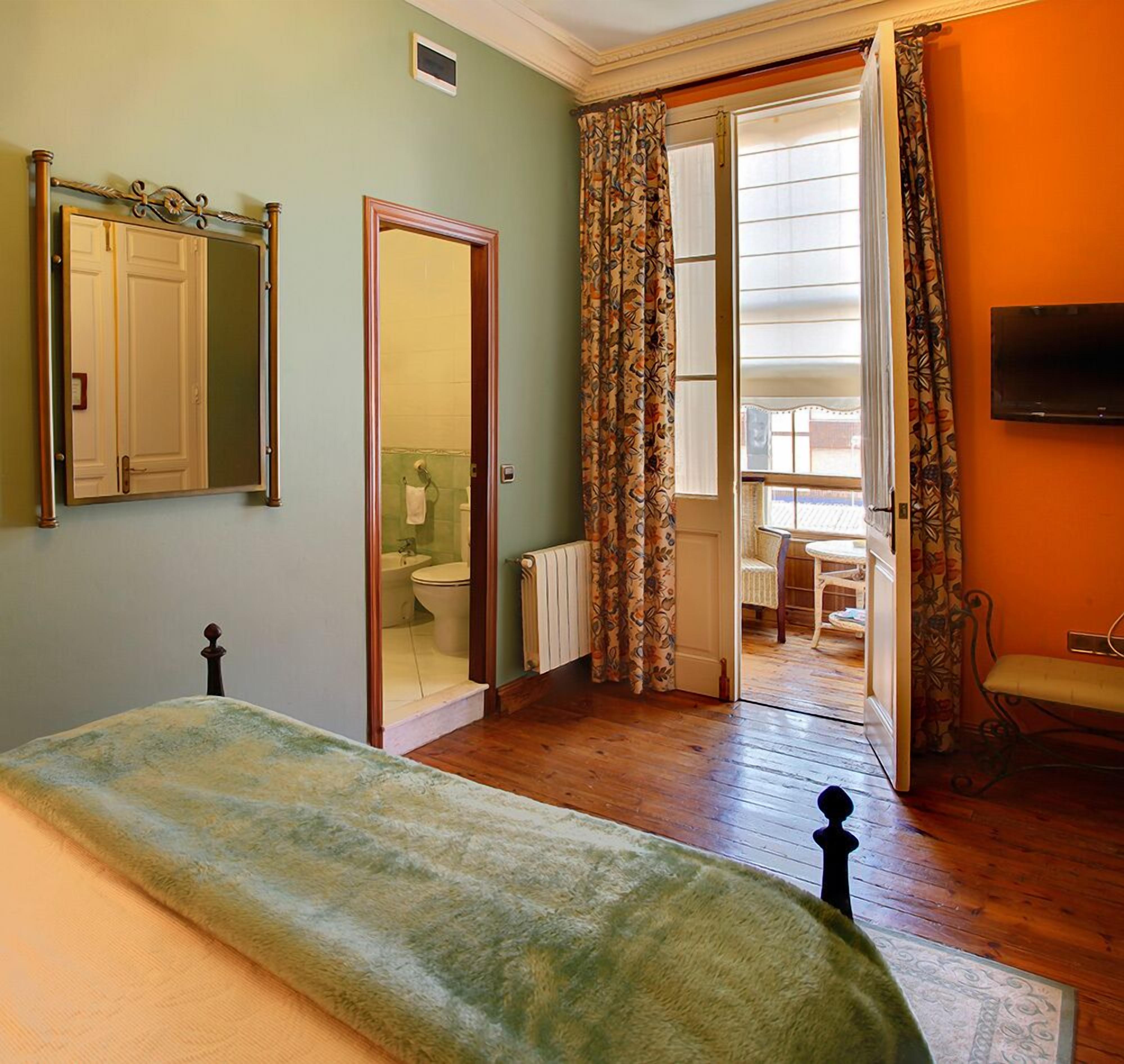 superior double or twin room | minibar, in-room safe, desk, blackout curtains