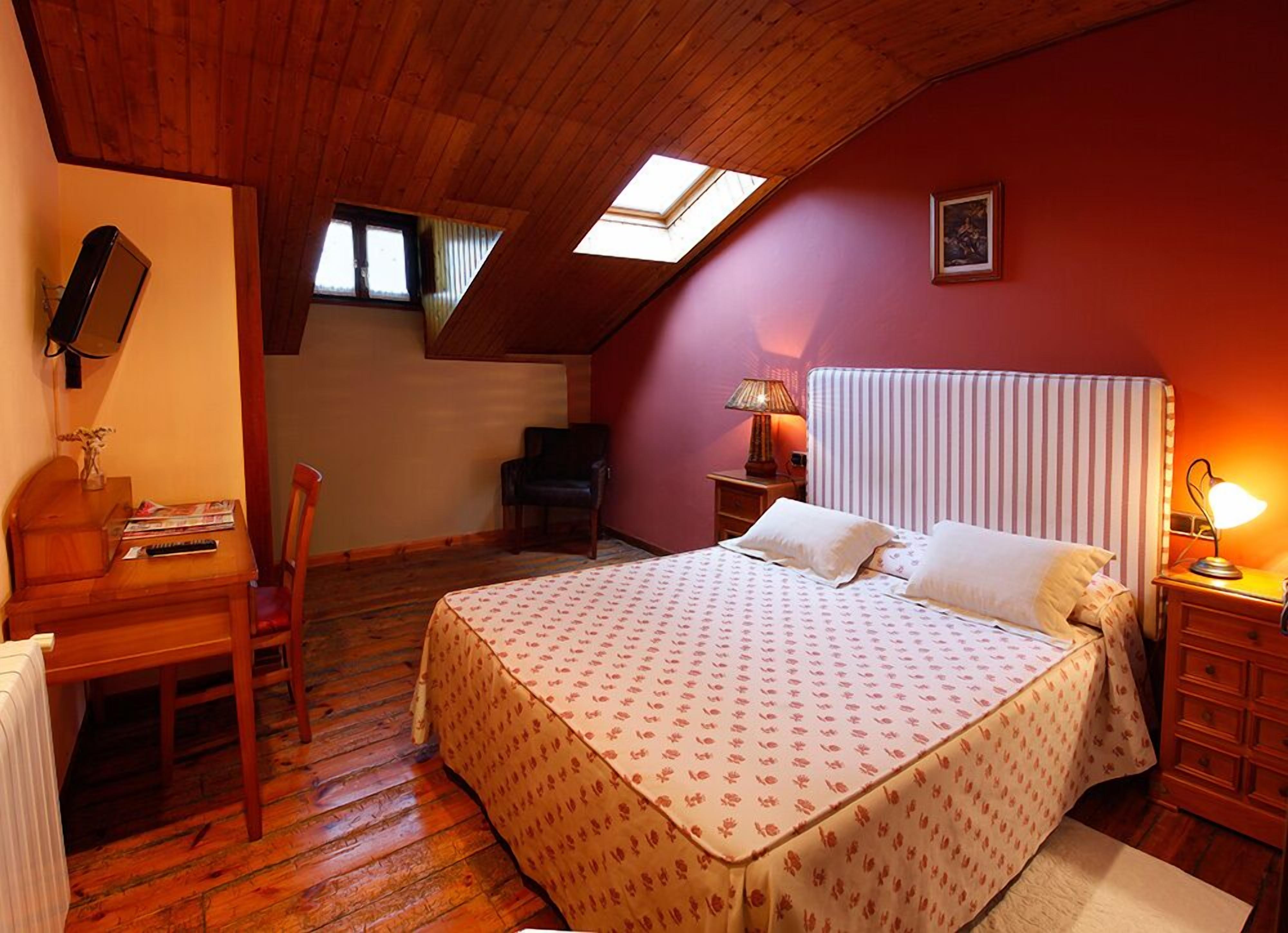 standard double or twin room | minibar, in-room safe, desk, blackout curtains