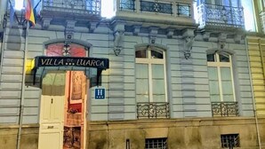 Un edificio histórico con un letrero que dice "Villa de Luara".