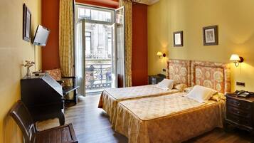 Superior kamer, 1 twee- of 2 eenpersoonsbedden | Een minibar, een kluis op de kamer, een bureau, verduisterende gordijnen