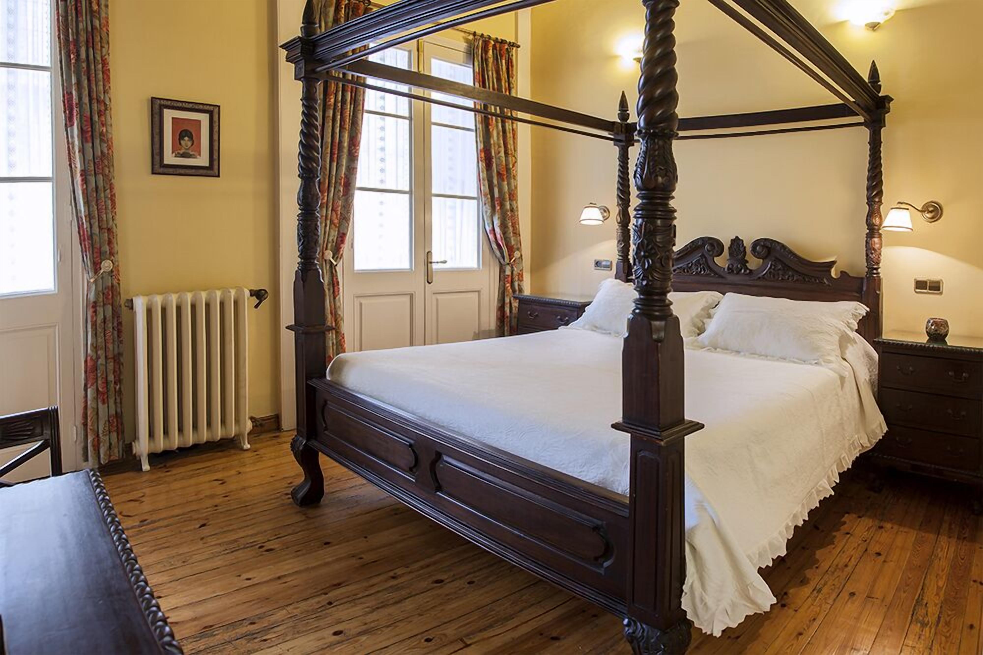 superior double or twin room | minibar, in-room safe, desk, blackout curtains