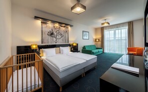 Family Room | Minibar, in-room safe, desk, bed sheets - Gotthard Therme Hotel (Szentgotthard)