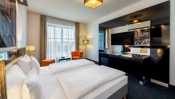 Habitación doble estándar | Minibar, caja de seguridad en la habitación, escritorio y ropa de cama