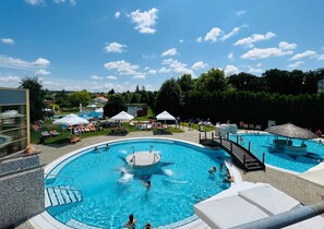 Kolam renang tertutup, kolam renang terbuka 