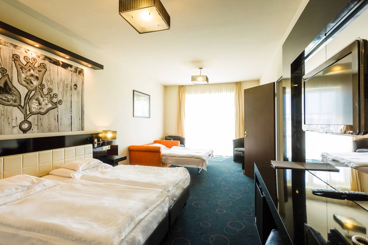 family room, 1 bedroom | in-room safe, desk, free cots/infant beds, wifi