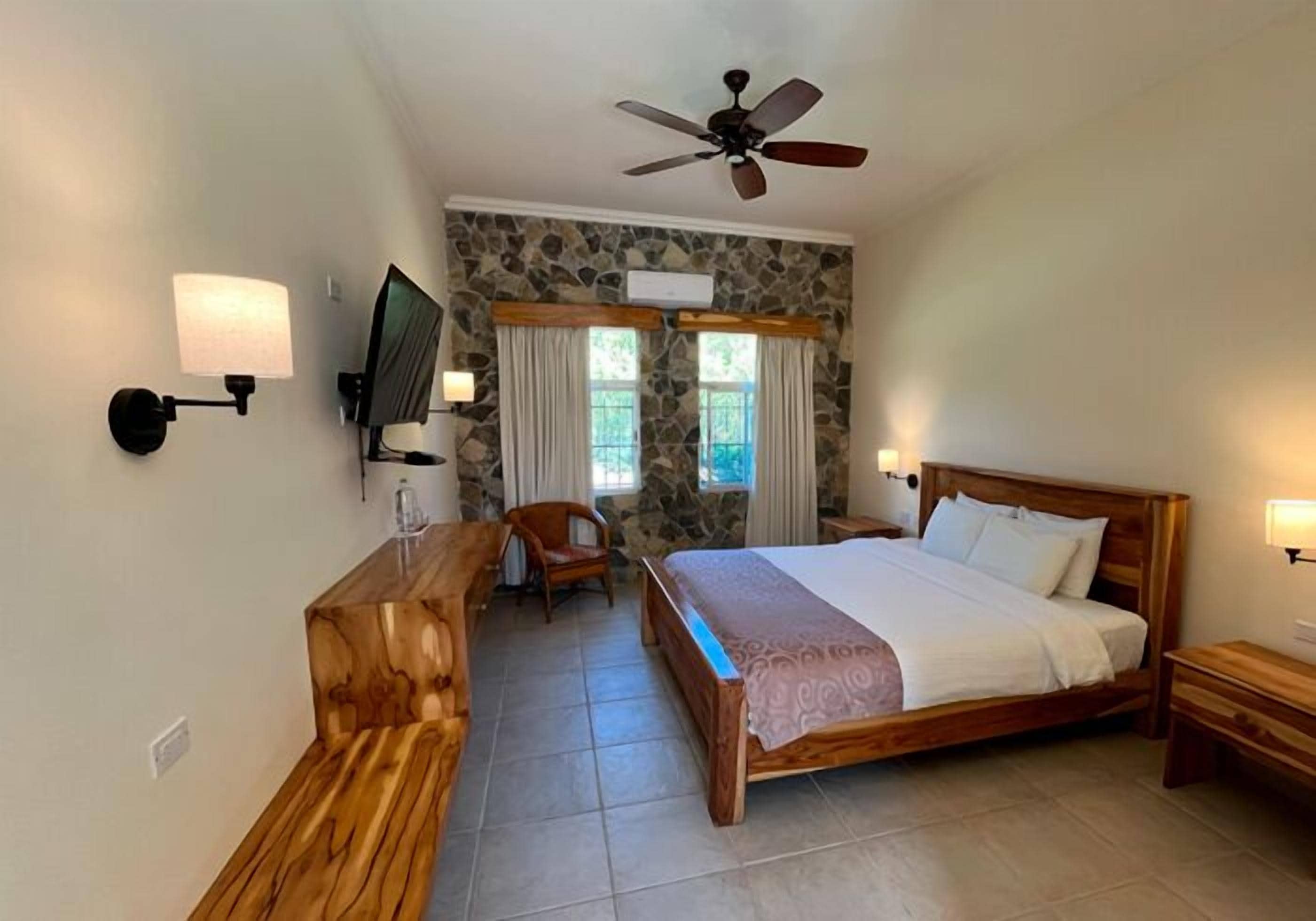 Deluxe Room, 1 King Bed, Mountain View