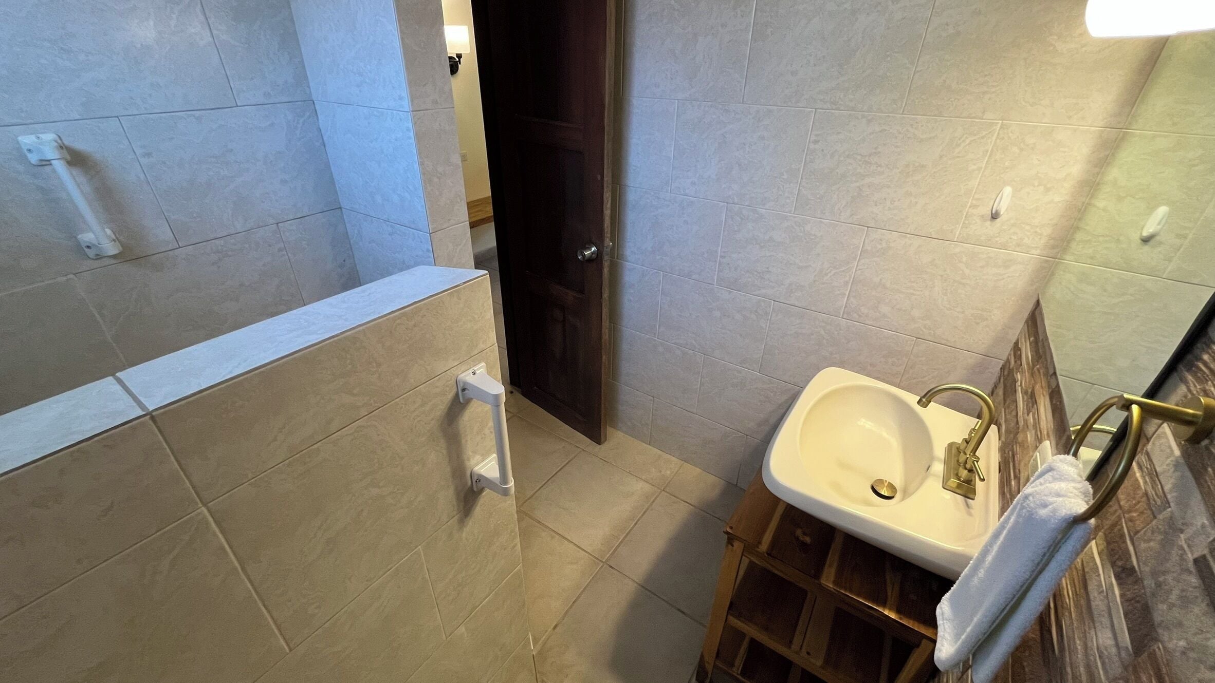 A bathroom with a bathtub, a sink, and a mirror.