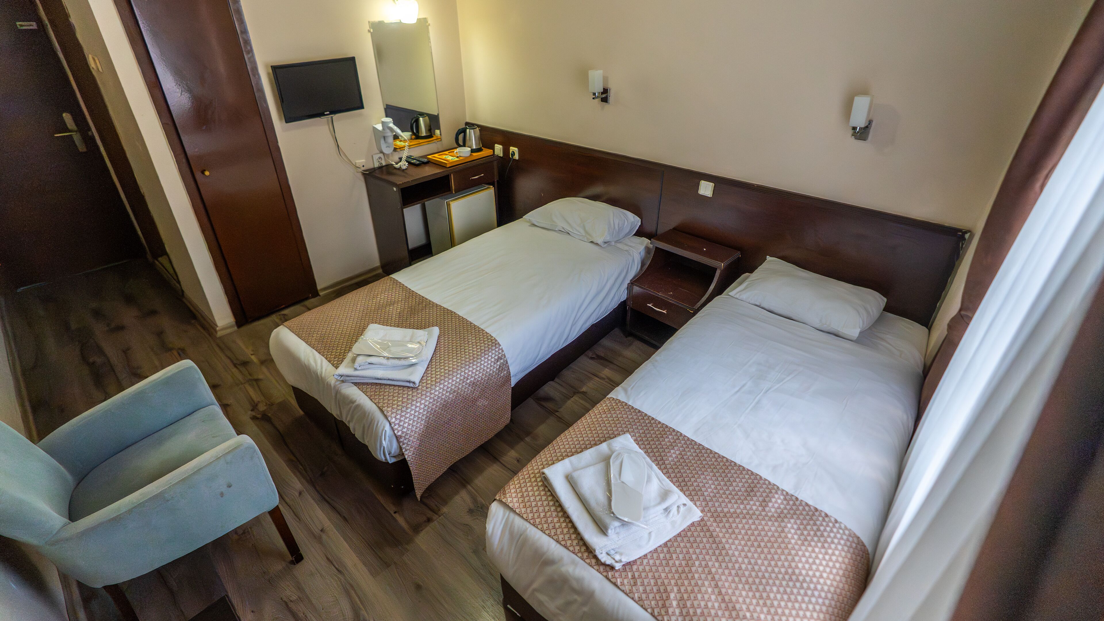 Economy kamer | Een minibar, een kluis op de kamer, een bureau, gratis wifi