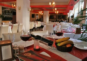 供應早餐、午餐和晚餐，土耳其料理