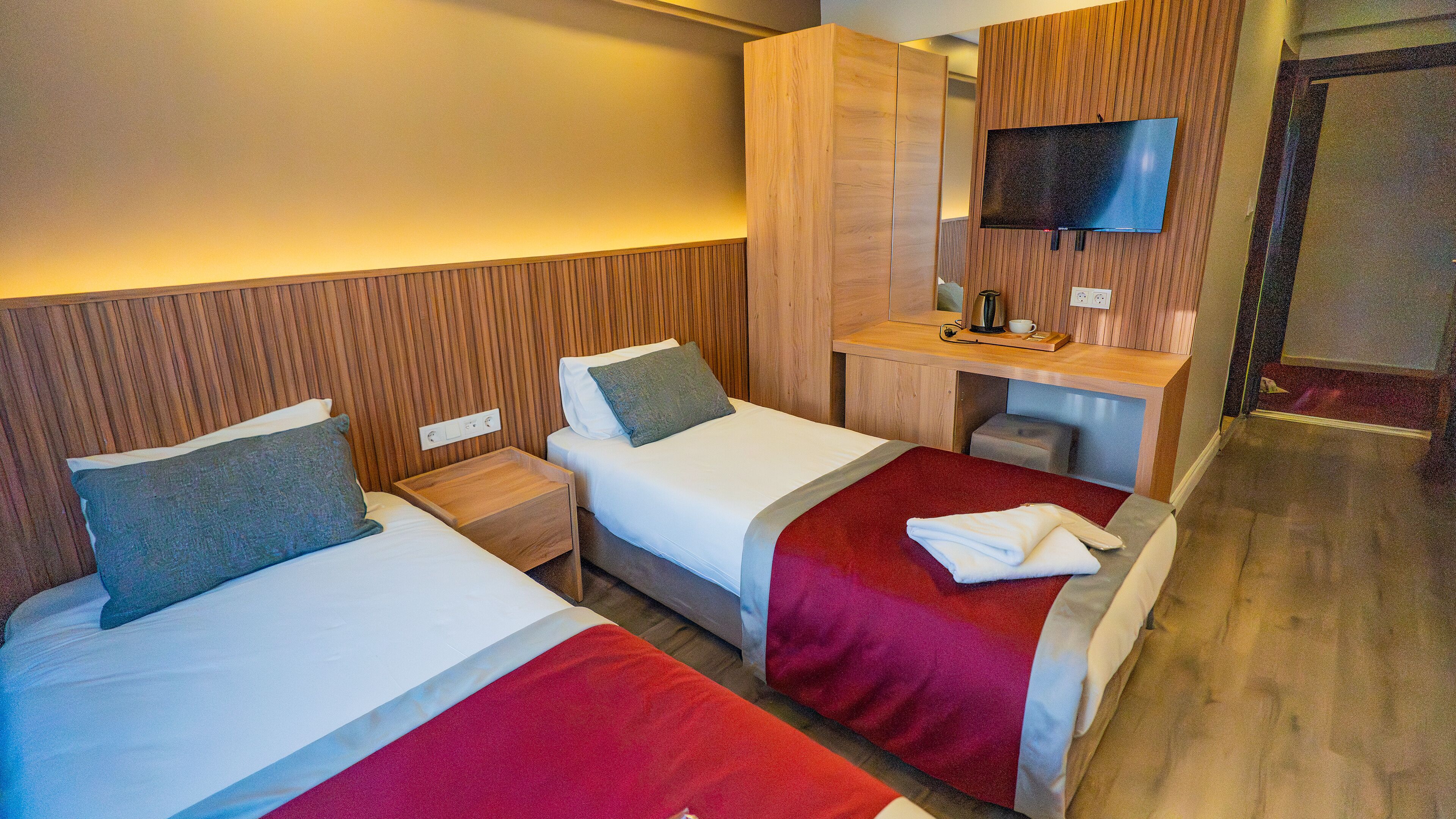 Standaard Twin kamer | Een minibar, een kluis op de kamer, een bureau, gratis wifi