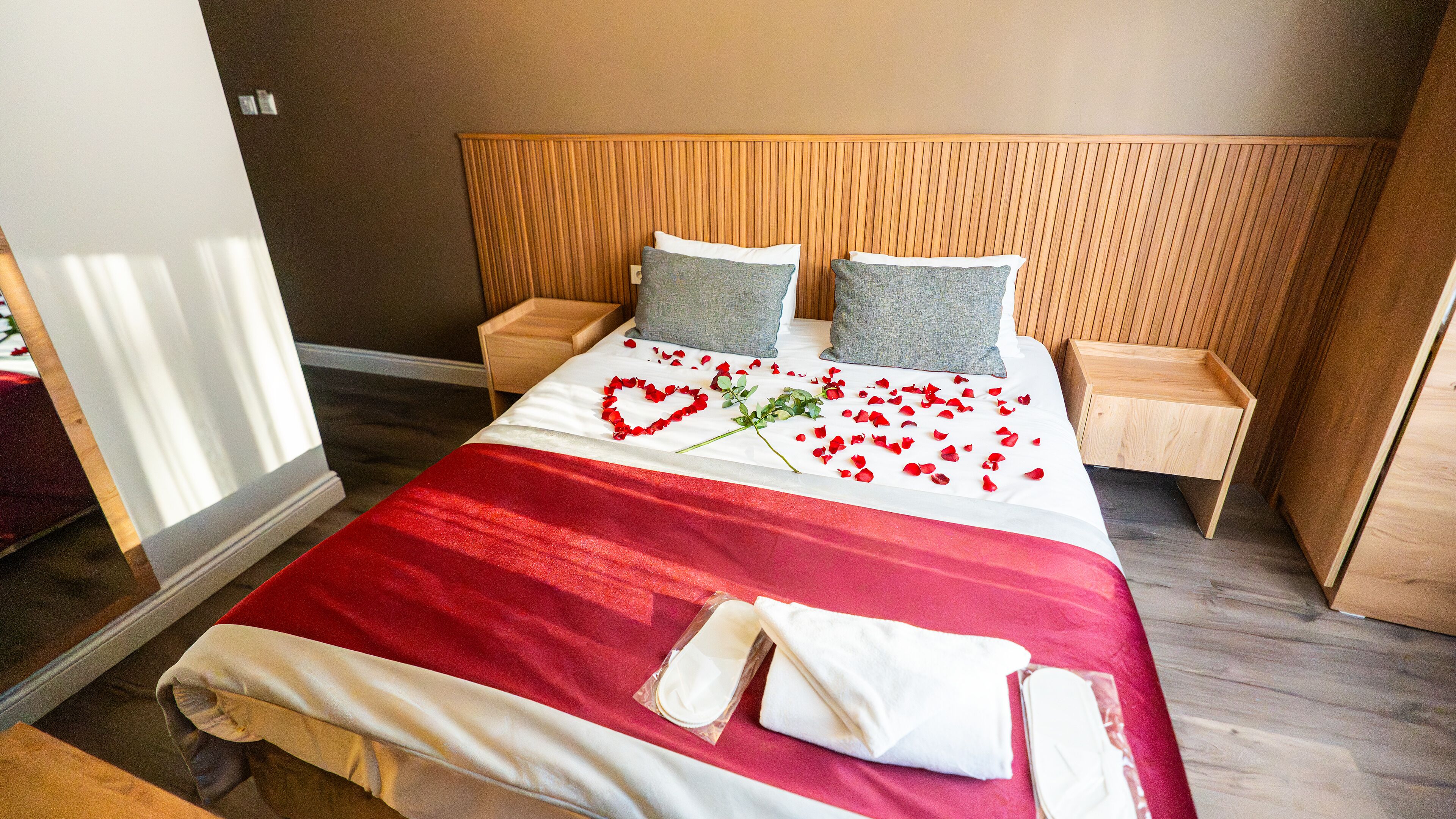 Standaard eenpersoonskamer | Een minibar, een kluis op de kamer, een bureau, gratis wifi