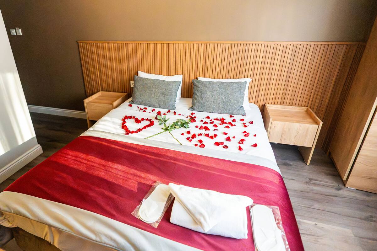 Minibar, coffres-forts dans les chambres, bureau, Wi-Fi gratuit