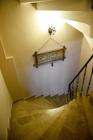 A staircase with marble steps and a wall-mounted decorative piece. - Hotel Grand Umit (Istanbul)
