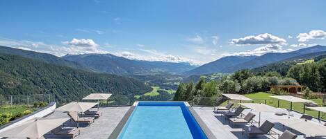 2 piscines couvertes, piscine extérieure, cabanons gratuits