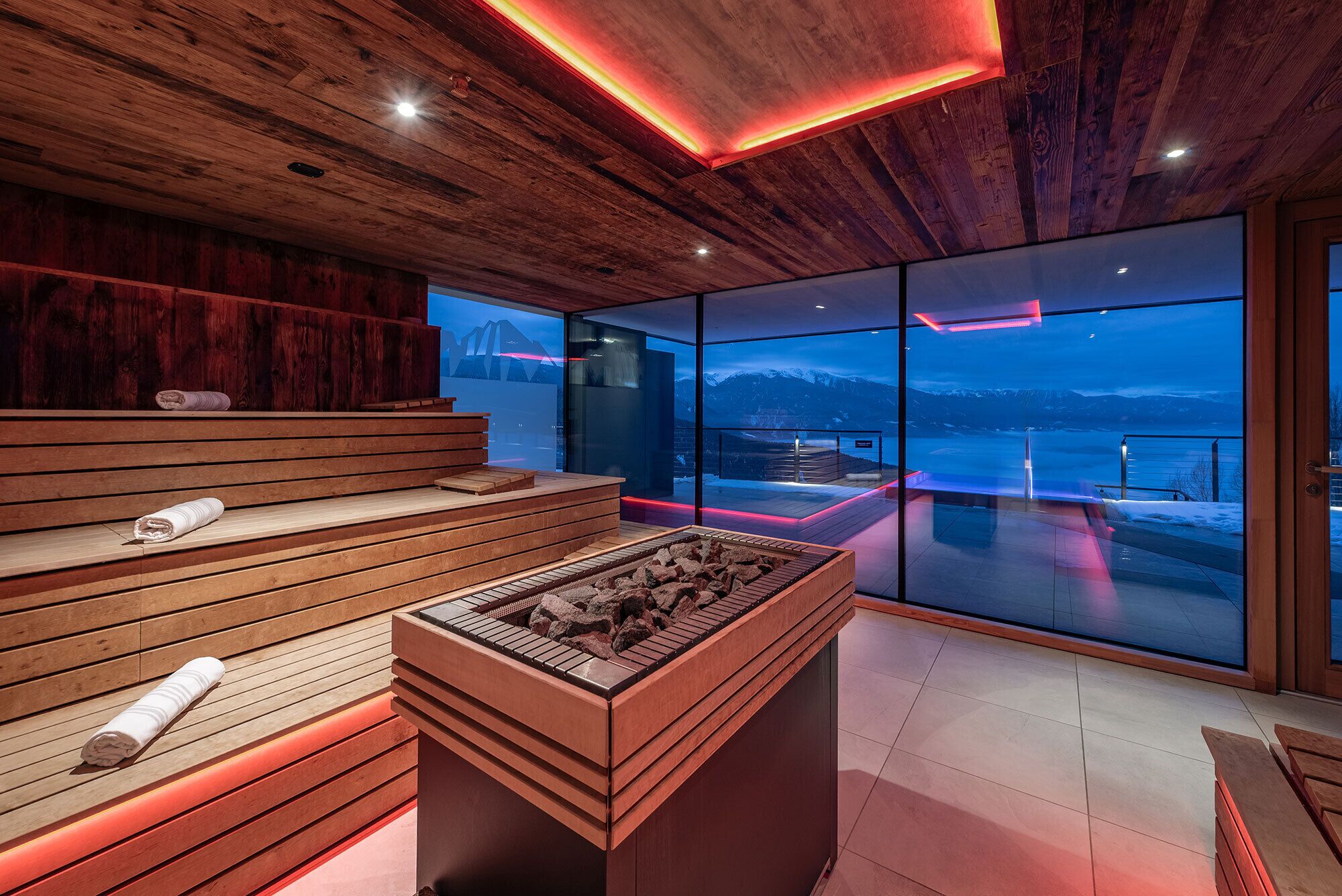 Turkkilainen sauna, vartalohoitoja, hydroterapiaa, aromaterapiaa