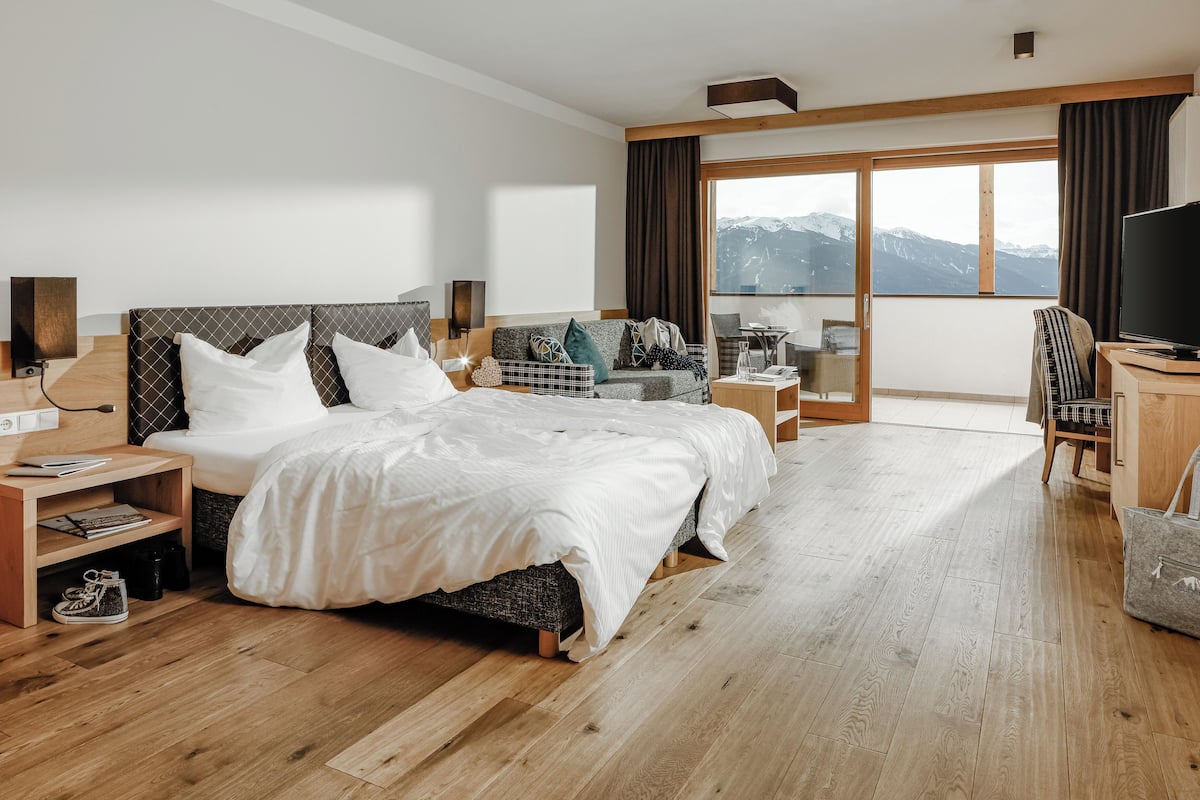 Luxury Room, Roll-in Shower, Mountain View | 1 bedroom, hypo-allergenic bedding, minibar, in-room safe