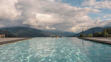2 indoor pools, outdoor pool, open 7:00 AM to 7:00 PM, free cabanas