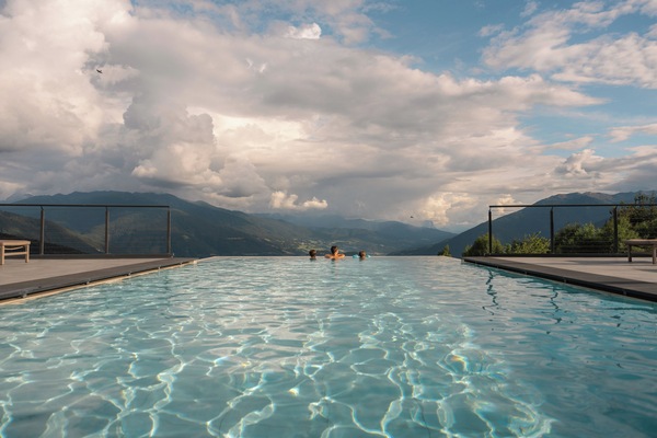 Piscine à débordement
