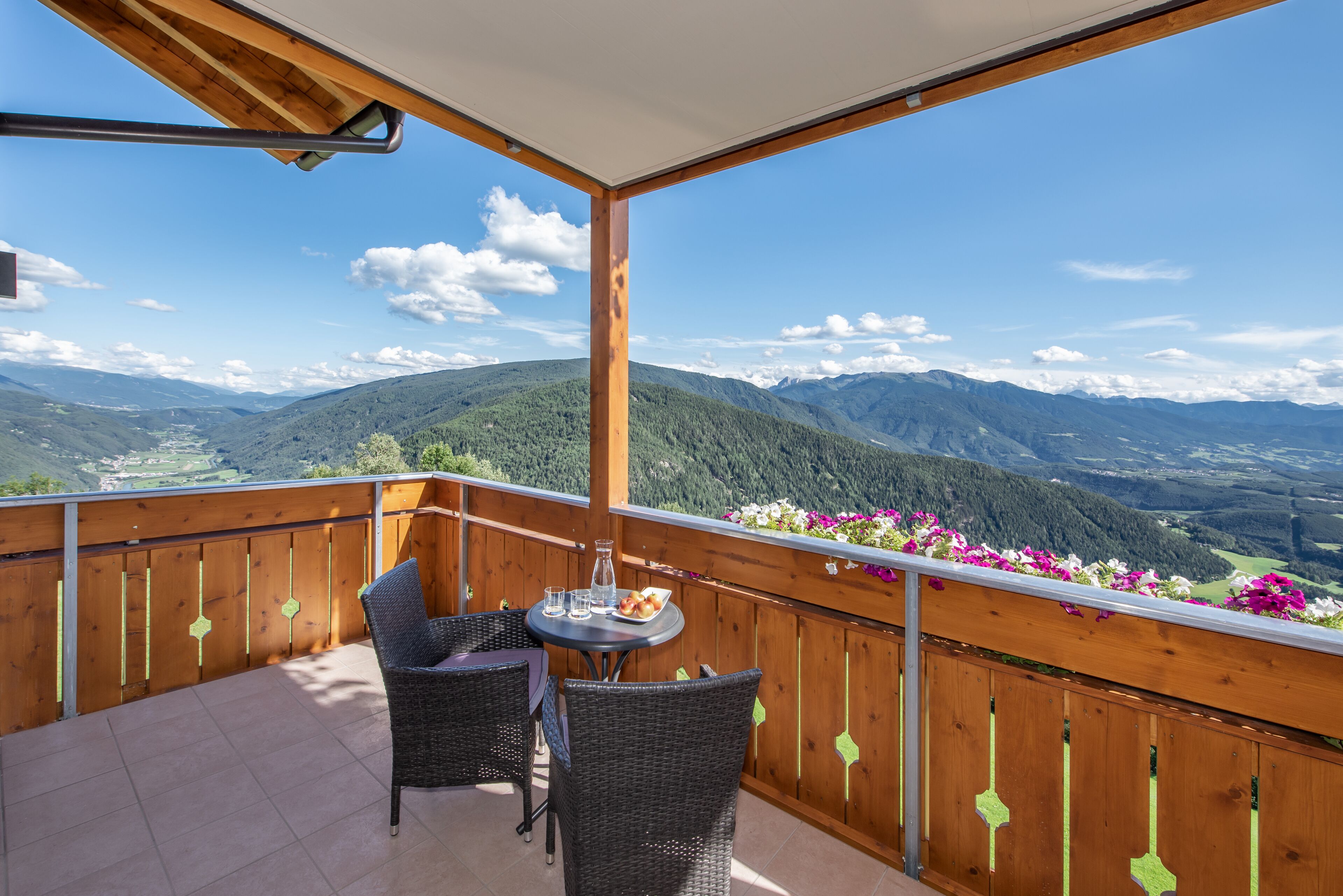 ห้องจูเนียร์สวีท (Huberhof) | เครื่องนอนป้องกันสารก่อภูมิแพ้, มินิบาร์, ตู้นิรภัยในห้องพัก