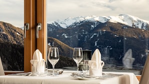 A table set for dining with a mountain view. - Panorama Hotel Huberhof (Rio di Pusteria)