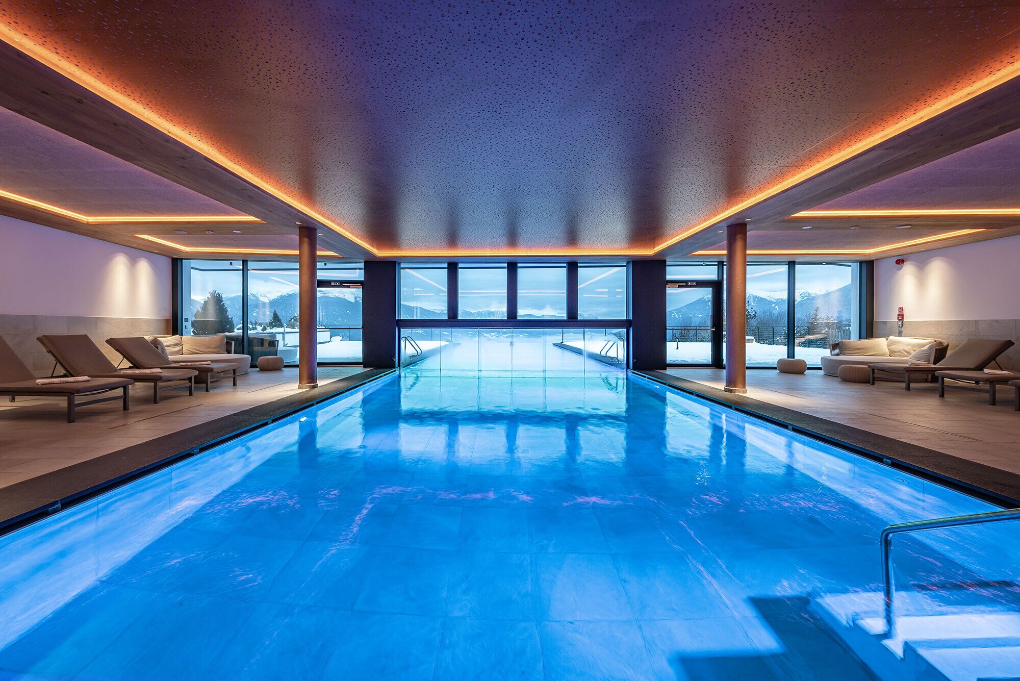 2 piscinas cubiertas, una piscina al aire libre
