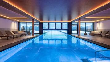 2 piscinas cubiertas, una piscina al aire libre