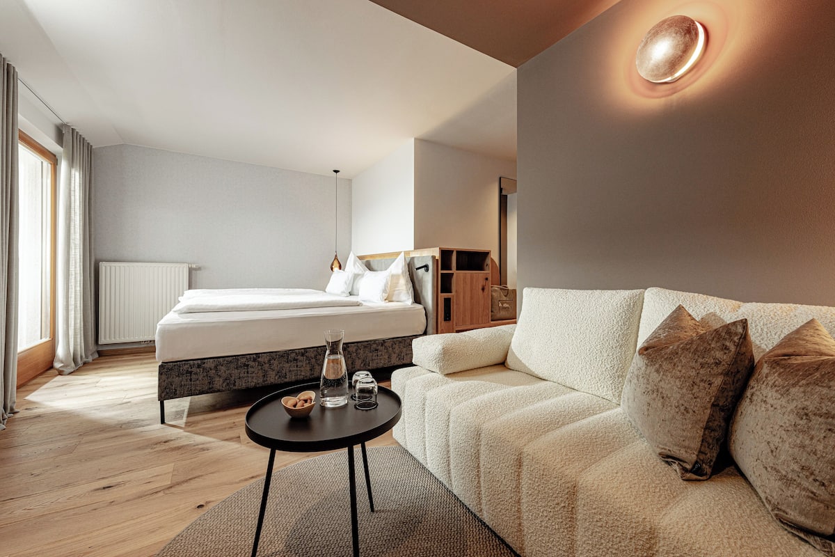 Business Double Room, Mountain View | 1 bedroom, hypo-allergenic bedding, minibar, in-room safe