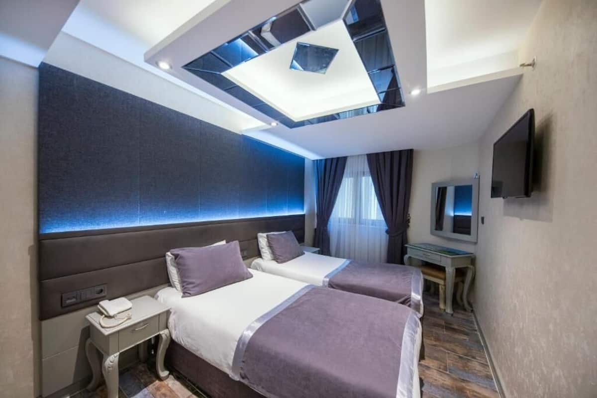 Roupas de cama premium, edredons de pluma, frigobar, cofres nos quartos