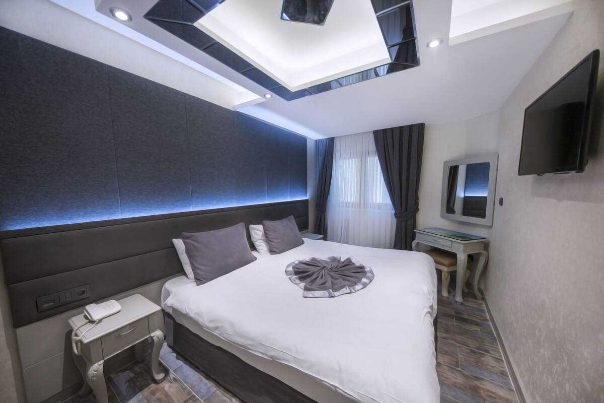 Sengetøy av topp kvalitet, dundyner, minibar og safe på rommet
