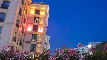 Fachada da propriedade à noite