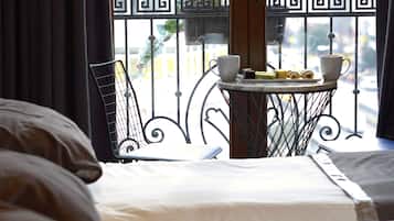 Roupas de cama premium, edredons de pluma, frigobar, cofres nos quartos