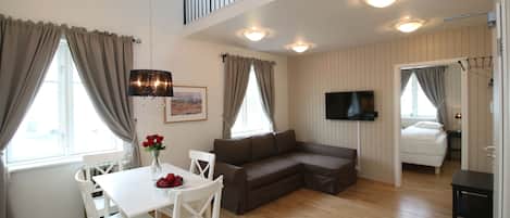 Apartamento standard (Loft Bed) | Sala de estar | TV de tela plana 32 polegadas com canais a cabo, TV LCD