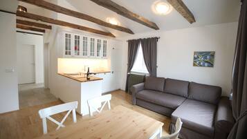 Deluxe-Apartment (Loft Bed) | Wohnzimmer | 32-Zoll-Flachbildfernseher mit Kabelempfang, LCD-Fernseher