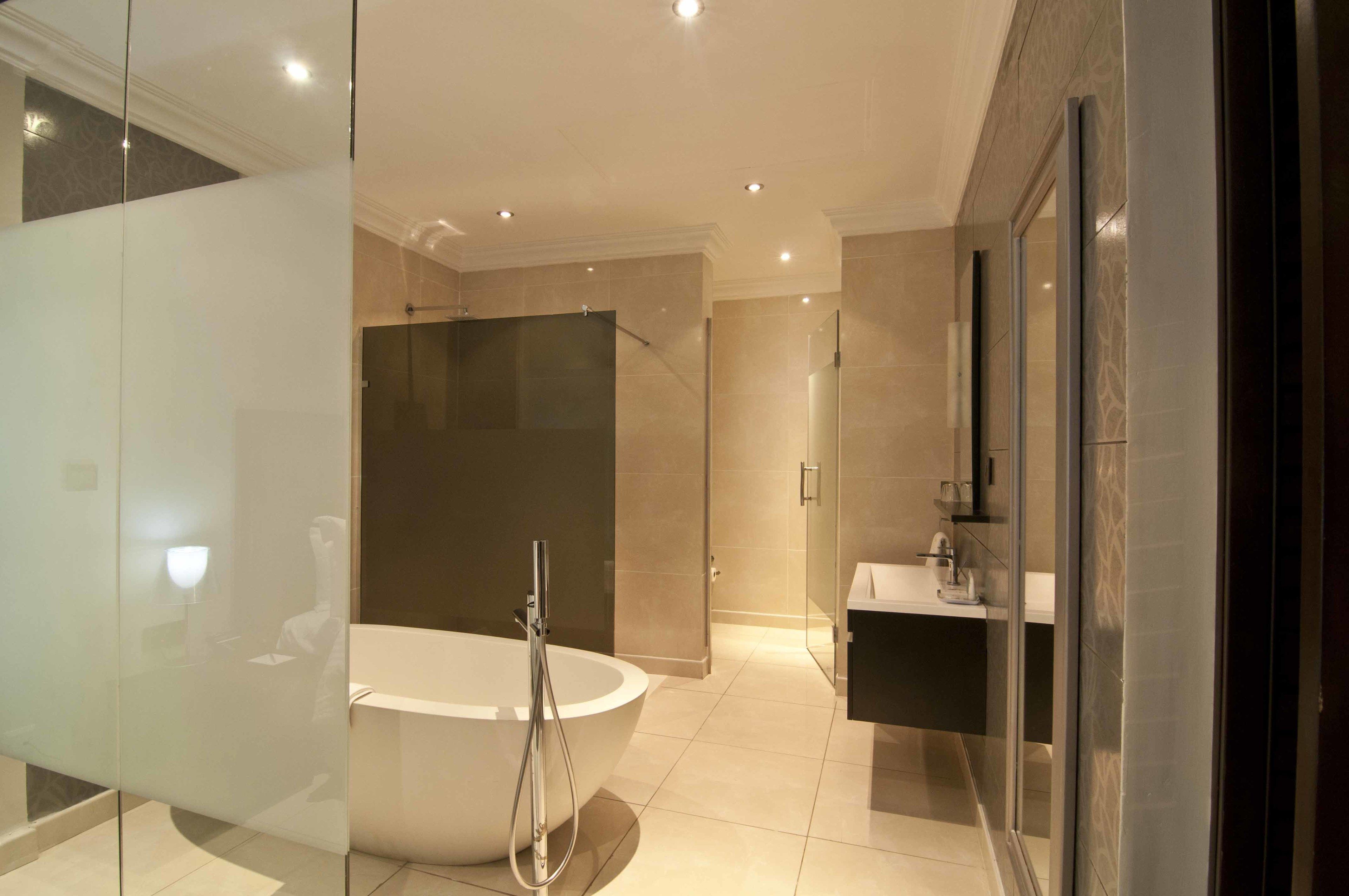 executive suite, kitchenette, executive level | bathroom | free toiletries, hair dryer, bathrobes, slippers