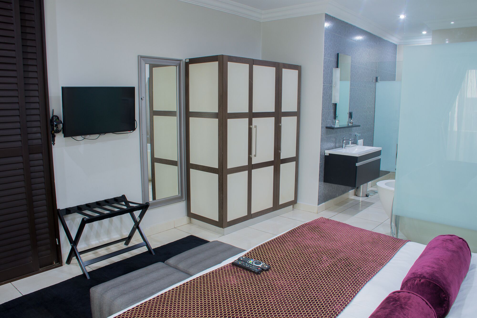 elite suite, 1 king bed | 1 bedroom, premium bedding, in-room safe, desk
